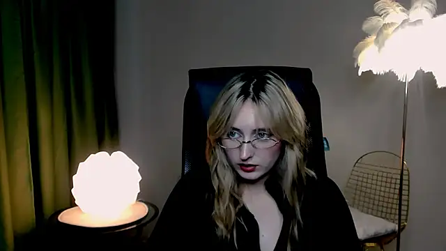 ScarlettScril online show from October 17, 1:25 pm