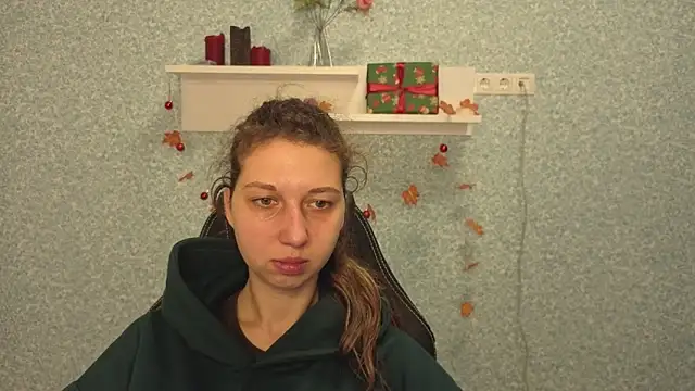 CuteEllii online show from December 18, 5:34 am