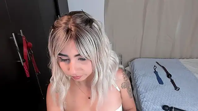 Emilyvalk  online show from May 15, 9:28 pm