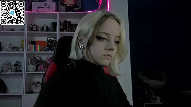 Holy Mistress S online show from May 19, 7:59 am