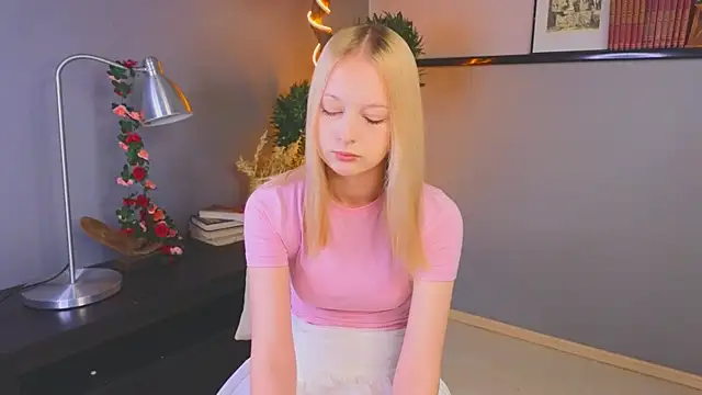 YungLyssy online show from November 19, 3:39 am