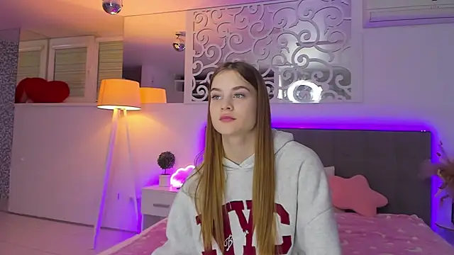 LuisaClover online show from December 3, 1:57 pm