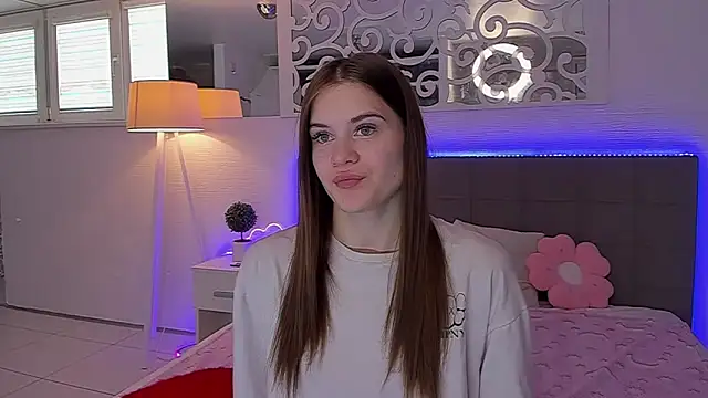 LuisaClover online show from May 3, 12:30 pm