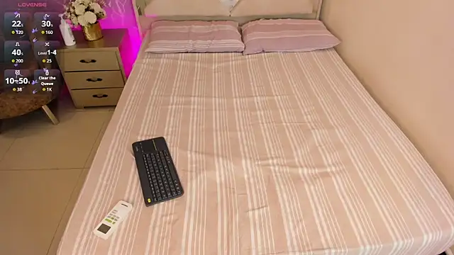 iam nicolle online show from February 5, 1:14 pm