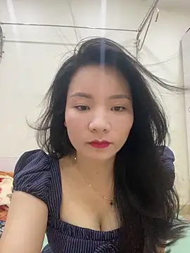 Bee Yellow00 online show from May 19, 4:41 am