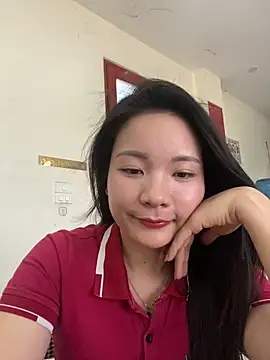 Bee Yellow00 online show from May 25, 4:44 am