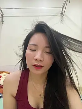 Bee Yellow00 online show from May 20, 4:53 am