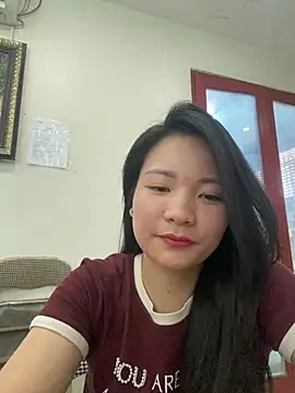 Bee Yellow00 online show from May 26, 4:56 am