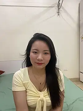 Bee Yellow00 online show from May 21, 4:54 am