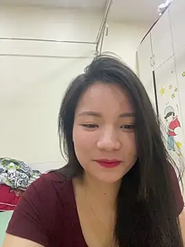 Bee Yellow00 online show from May 8, 5:10 am