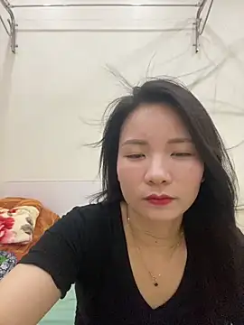 Bee Yellow00 online show from May 18, 4:18 am