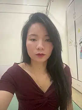 Bee Yellow00 online show from April 29, 5:21 am