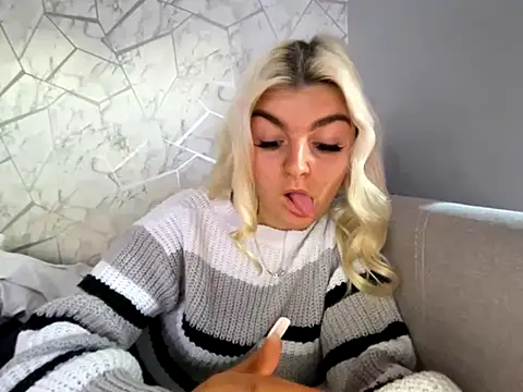 rosie-hipstergal online show from November 5, 3:50 pm