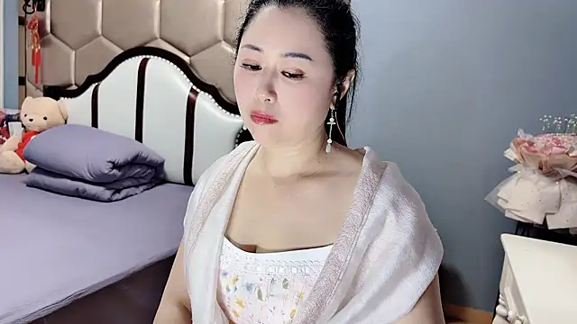 yaoyao22678 online show from May 12, 2:42 am