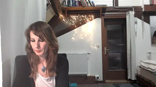 MissDyannis online show from April 7, 10:01 pm