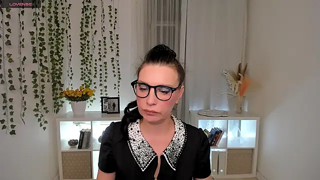 Evanessa Johns online show from April 30, 10:31 am