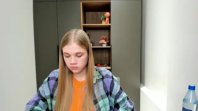 LuciaTiell online show from October 28, 8:42 am