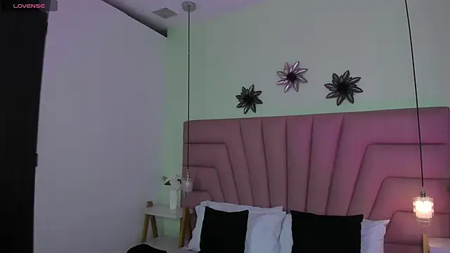 Kim Luna1 online show from May 22, 3:26 am
