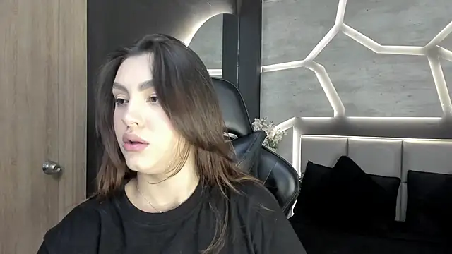 DakotaRussell  online show from January 7, 7:17 pm