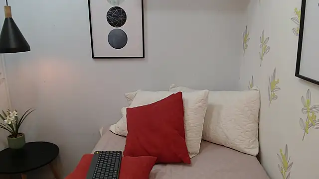 carolinemoretti online show from November 3, 11:58 am