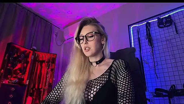 Liya Liss online show from July 11, 9:15 pm