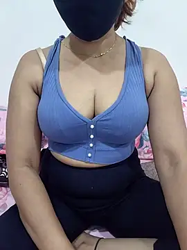 Aarti909090 online show from May 12, 7:09 pm