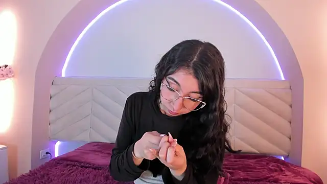 Isabella Crofts online show from May 14, 3:23 am