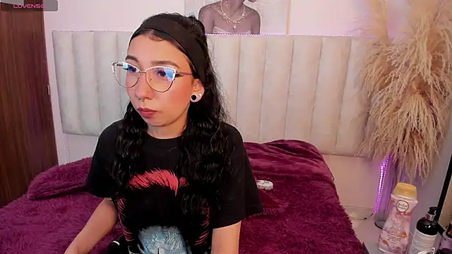 Isabella Crofts online show from May 6, 3:10 am