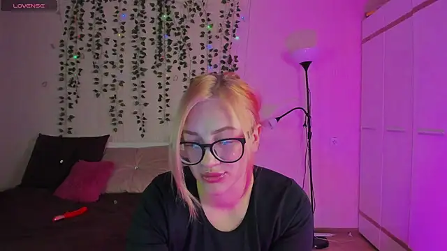 LunaLiss online show from November 6, 2:56 pm