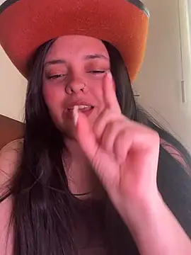 candicewest  online show from April 15, 5:13 pm