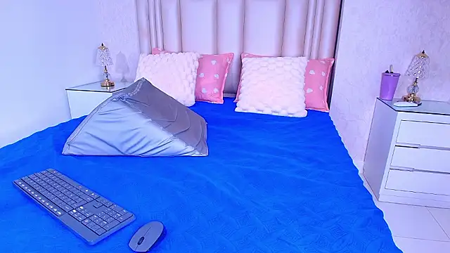 alanarose18 online show from February 6, 7:39 pm