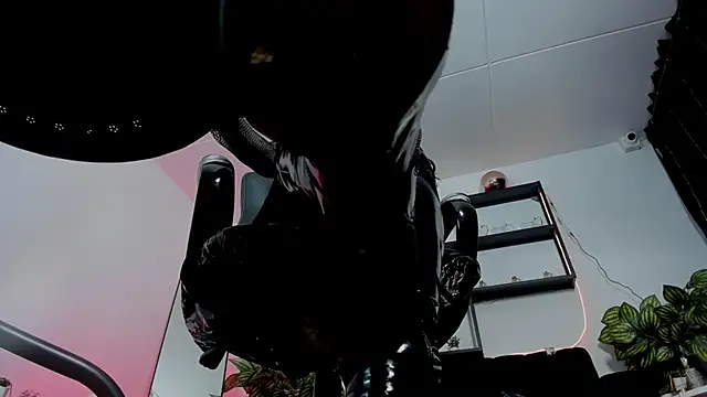 Halley Ravenn online show from May 20, 1:57 am