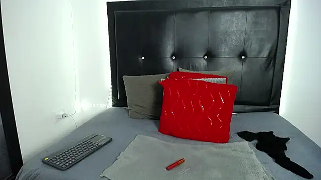 perla stone 20 online show from February 12, 12:01 am