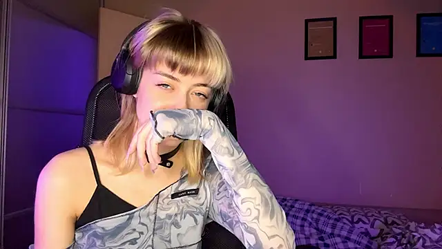 EmilySkyline online show from November 22, 8:06 am