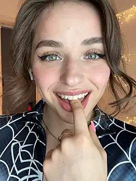 yoyogirlx online show from February 28, 1:21 pm