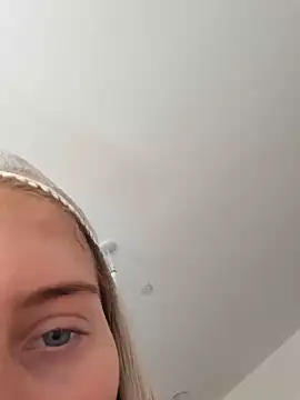 makekittypurrr online show from May 27, 4:04 pm