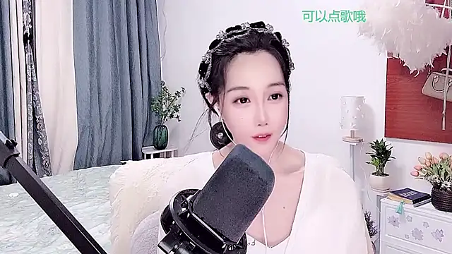 Laura 520 online show from July 6, 3:03 pm