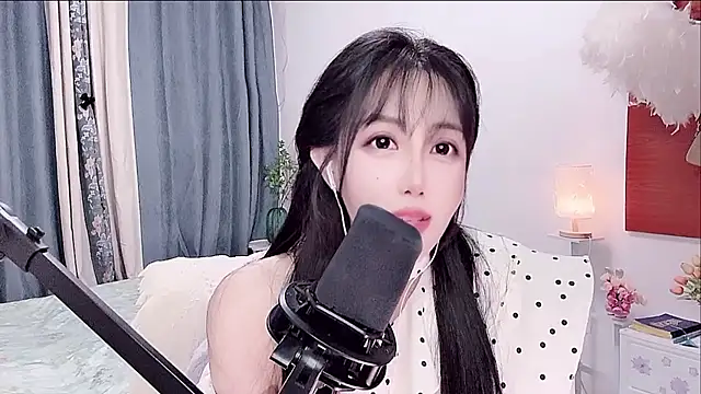 Laura 520 online show from June 21, 1:48 pm