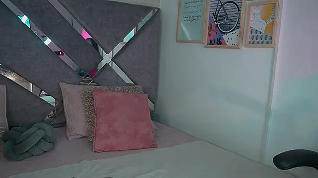 AlinnaJohnson online show from May 26, 11:09 am