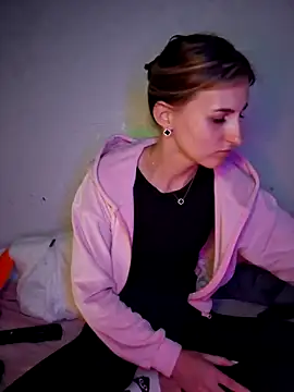 carolinakis  online show from March 5, 9:10 pm