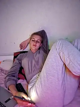 carolinakis  online show from March 21, 8:25 pm