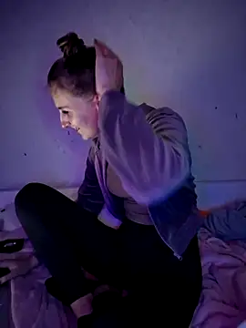 carolinakis  online show from April 9, 8:14 pm