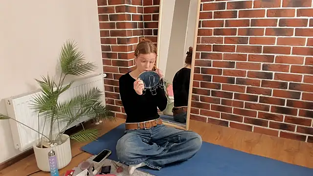 KarieBowery online show from November 25, 7:04 pm