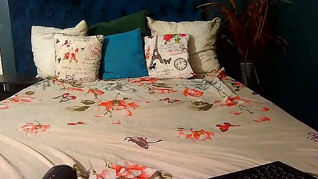 BrunetteNaomi8 online show from February 6, 9:29 pm