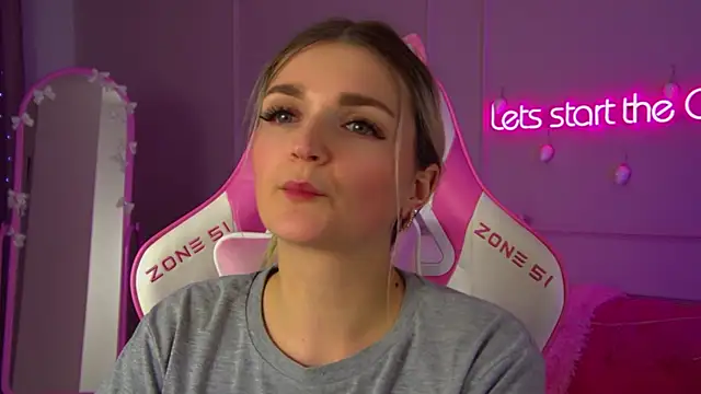 AnnyRaii online show from December 20, 6:34 pm