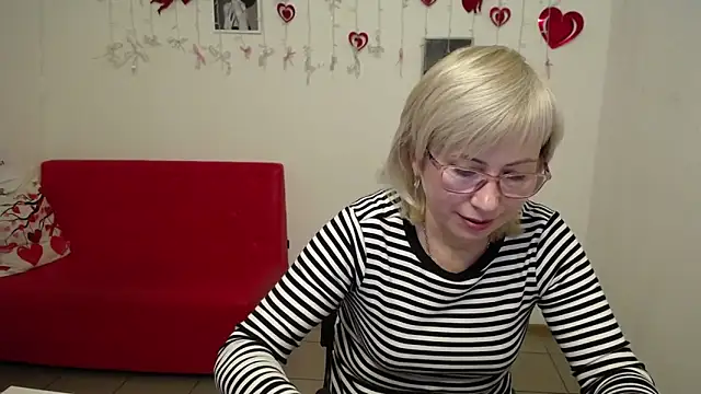 LaurenWishy online show from February 8, 6:28 am