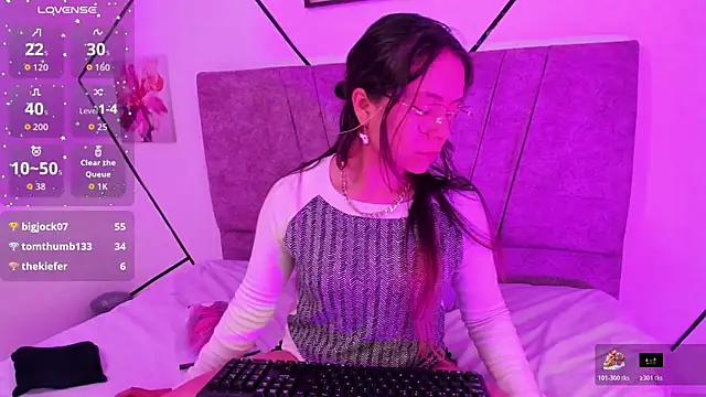 Julieta Lein  online show from November 27, 8:45 pm