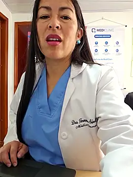 JustSamantha  online show from January 18, 2:46 pm