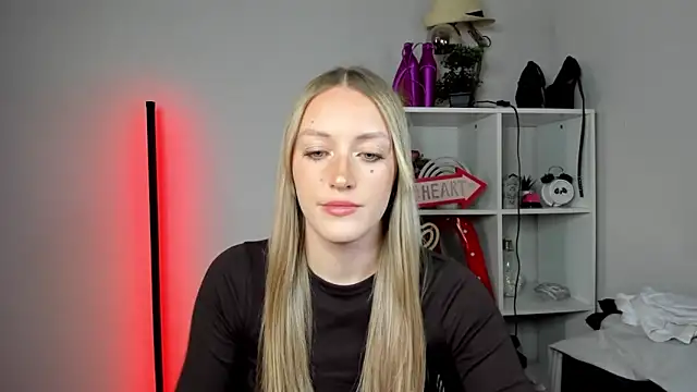 EvelynBlond online show from May 18, 12:55 pm