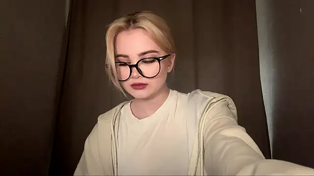 KarissaBoisse online show from December 18, 1:27 pm